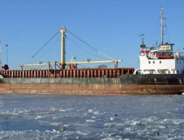 Πλοίο γεμάτο όπλα και εκρηκτικά βρίσκεται ακόμη στη Σούδα -Φόβοι λόγω καύσωνα (φωτό)